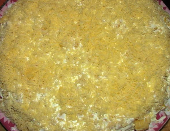 Салат с копченой курицей, ананасом, сыром и кукурузой