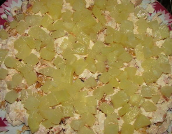 Салат с копченой курицей, ананасом, сыром и кукурузой