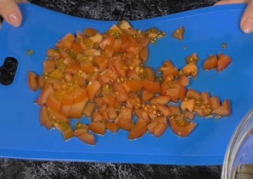 Салат с копченой курицей, корейской морковью и помидорами