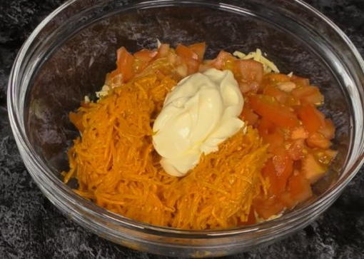 Салат с копченой курицей, корейской морковью и помидорами