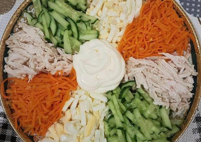 Салат с копченой курицей, корейской морковью, огурцом и яйцом