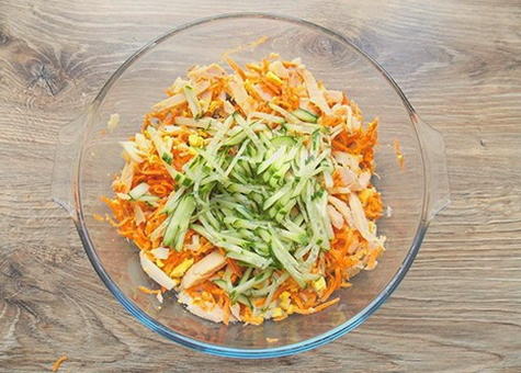 Салат с копченой курицей, корейской морковью, кукурузой и огурцом
