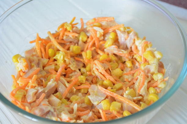 Салат с копченой курицей, корейской морковью и кукурузой