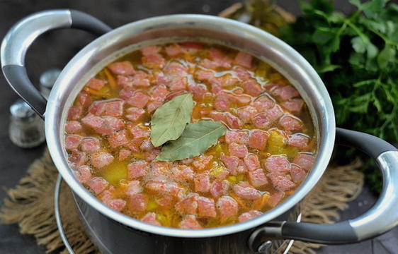 Гороховый суп с копченостями и колбасой