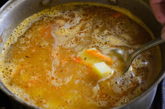 Гороховый суп с копченостями и сыром