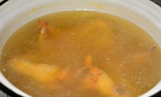 Гороховый суп с копчеными крылышками