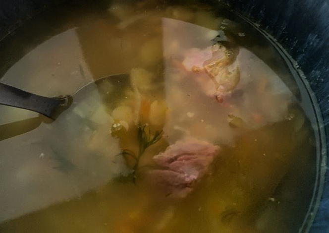 Гороховый суп с копчеными куриными бедрами
