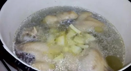 Гороховый суп с куриными крылышками