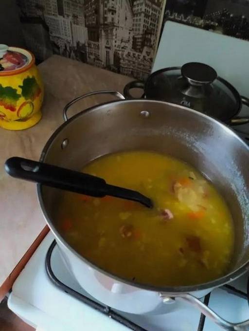 Гороховый суп с копченой куриной ножкой