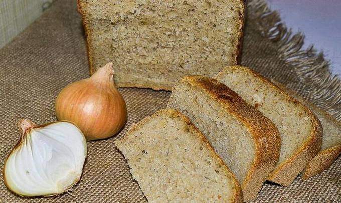 Хлеб с луком на сковороде рецепт. Луковый хлеб без дрожжей. Луковый хлеб в хлебопечке. Хлебная закваска на рассоле. Луковый хлеб фото.