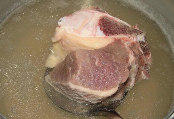 Гороховый суп с мясом говядины в кастрюле