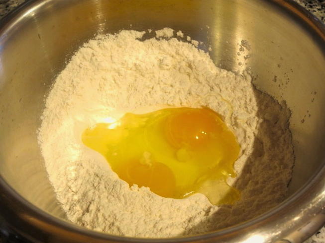 Бездрожжевое тесто на молоке с яйцами для пиццы