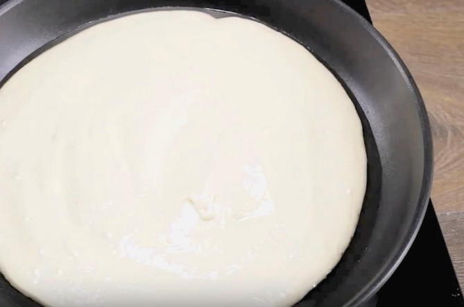 Бездрожжевое тесто для пиццы на кефире на сковороде