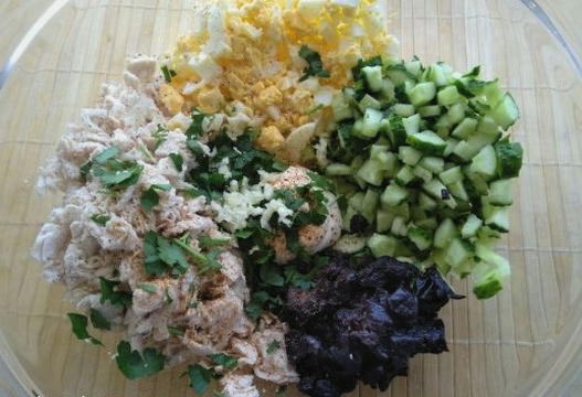 Салат с курицей, сыром, яйцом, огурцом и черносливом