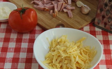 Салат с курицей, сыром, помидорами и ветчиной