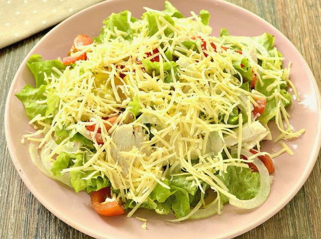 Салат с курицей, сыром, помидорами и листьями салата