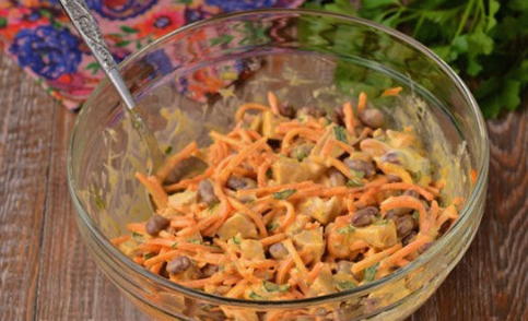 Салат с курицей, корейской морковью, фасолью и сухариками
