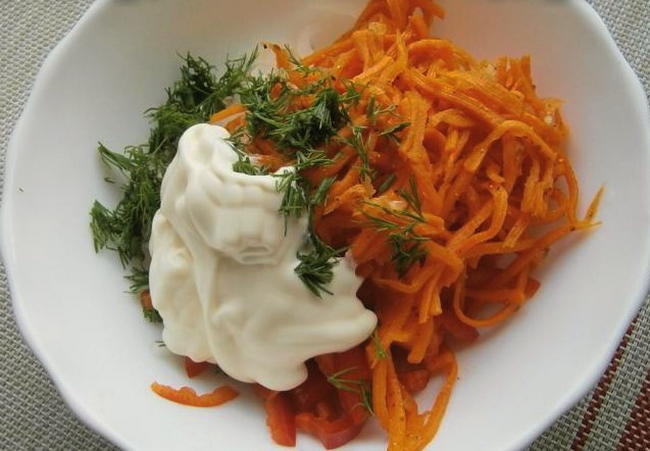 Салат с курицей, морковью, болгарским перцем и луком