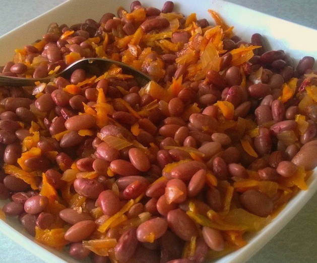 Салат с курицей, морковью, фасолью и луком