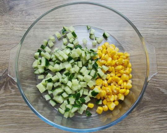 Салат с копченой курицей, кукурузой и сухариками