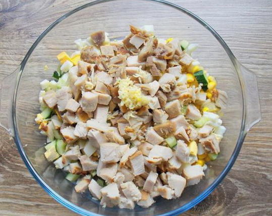 Салат с копченой курицей, кукурузой и сухариками
