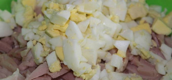 Салат с копченой курицей, кукурузой, огурцом и яйцом