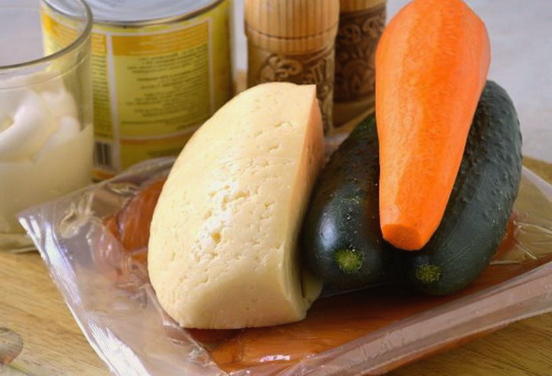 Салат с копченой курицей, кукурузой, огурцом и морковью
