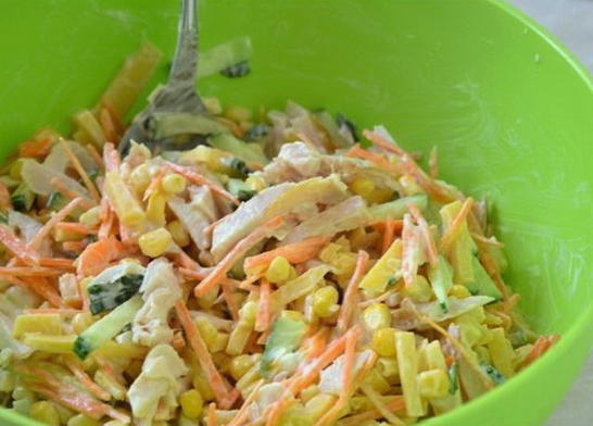 Салат с копченой курицей, кукурузой, огурцом и морковью