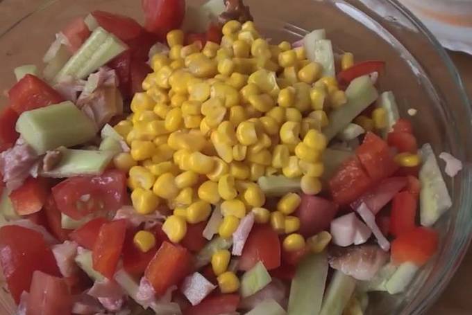 Салат с копченой курицей, кукурузой и огурцом