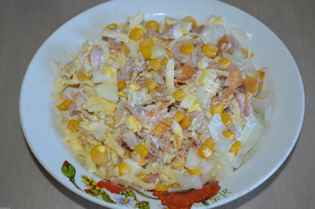 Салат с копченой курицей, кукурузой и сыром