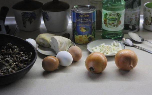 Салат с копченой курицей, ананасом и шампиньонами