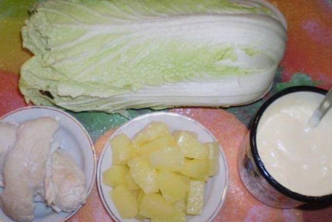 Салат с копченой курицей, ананасом и пекинской капустой