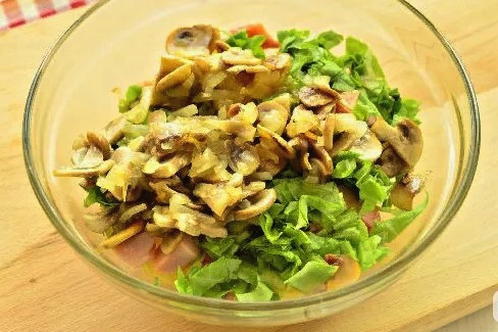 Салат с копченой курицей, ананасом и грибами