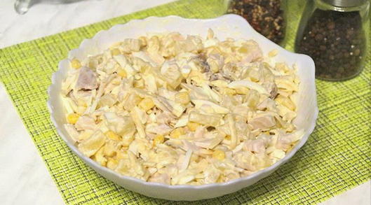 Салат с копченой курицей, ананасом сыром и кукурузой рецепт фото пошагово и видео