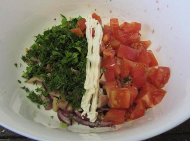 Салат с копченой курицей, фасолью и помидорами