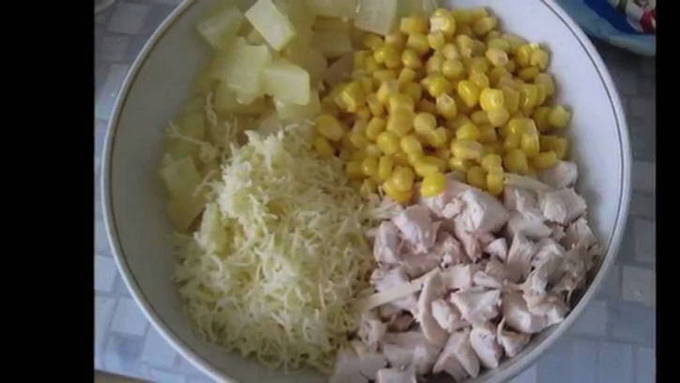 Салат с копченой курицей, ананасом и кукурузой