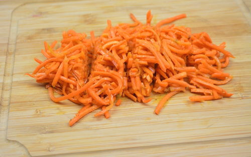 Салат с копченой курицей, фасолью и морковью