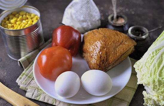 Салат с копченой курицей, кукурузой и болгарским перцем