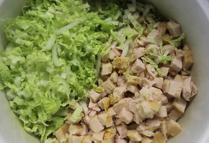 Салат с копченой курицей, кукурузой, фасолью и сухариками