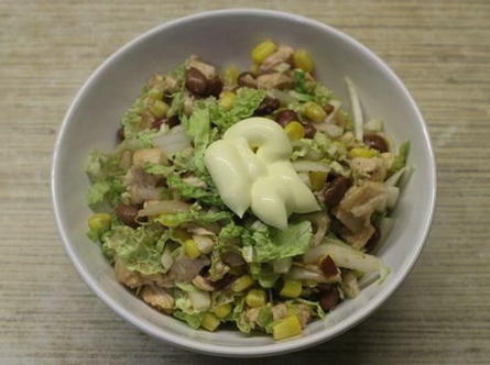 Салат с фасолью и сухариками и кукурузой и курицей: рецепт с фото
