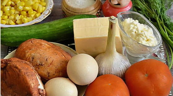 Салат с копченой курицей, кукурузой, помидорами и сыром
