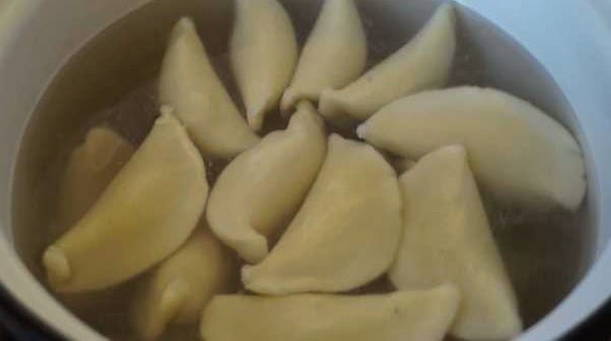 Как варить замороженные вареники с картошкой в кастрюле