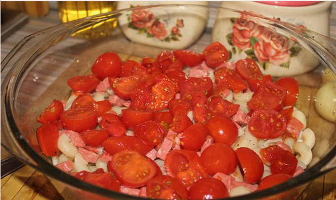 Запеканка из макарон с колбасой, помидорами, яйцами и сыром в духовке