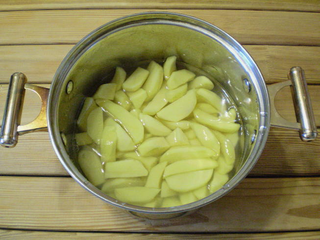 Картошку залило водой. Отваренный картофель ломтиками. Картофель брусочками в кастрюле. Нарезанная картошка в кастрюле. Картофель отваривают очищают нарезают ломтиками.