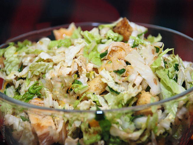 Салат с пекинской капустой, куриной грудкой и свежим огурцом