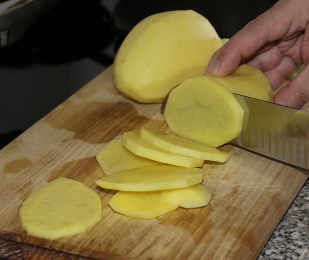 Картофельная запеканка с курицей и помидорами в духовке
