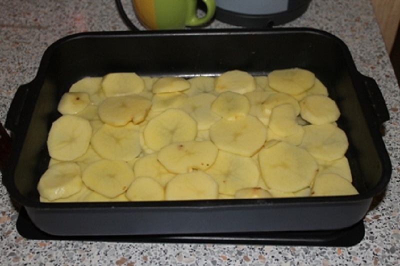 Картофельная запеканка с курицей, сыром и помидорами в духовке