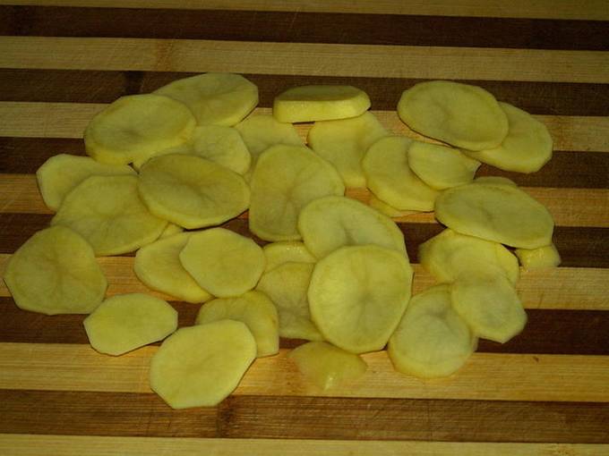 Запеканка из картошки, фарша, грибов, помидоров и сыра в духовке
