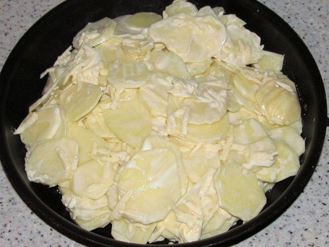 Запеканка из картошки, фарша, помидоров и сыра в духовке
