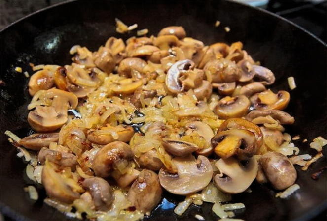 Картофельная запеканка с фаршем, помидорами и грибами в духовке